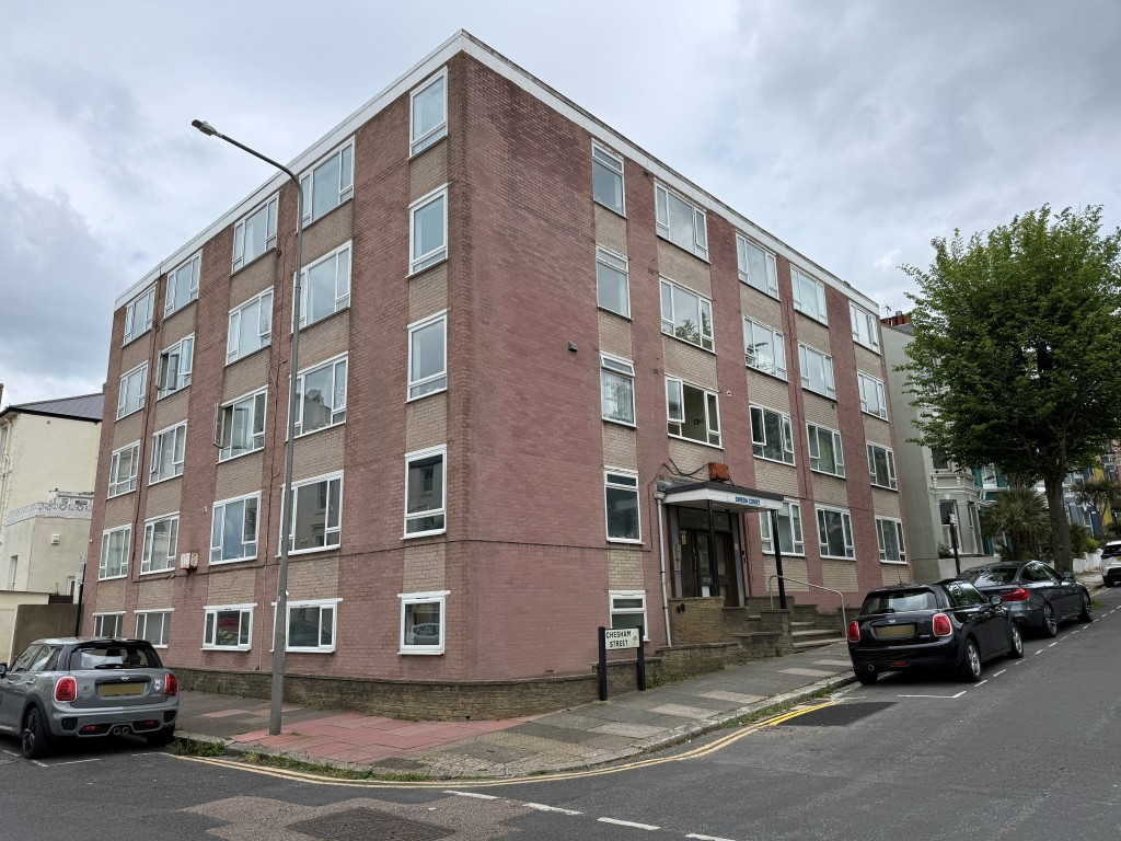 Lot: 135 - TWO-BEDROOM FLAT JUST OFF THE SEAFRONT - View of Sweda Court from Chesham Road